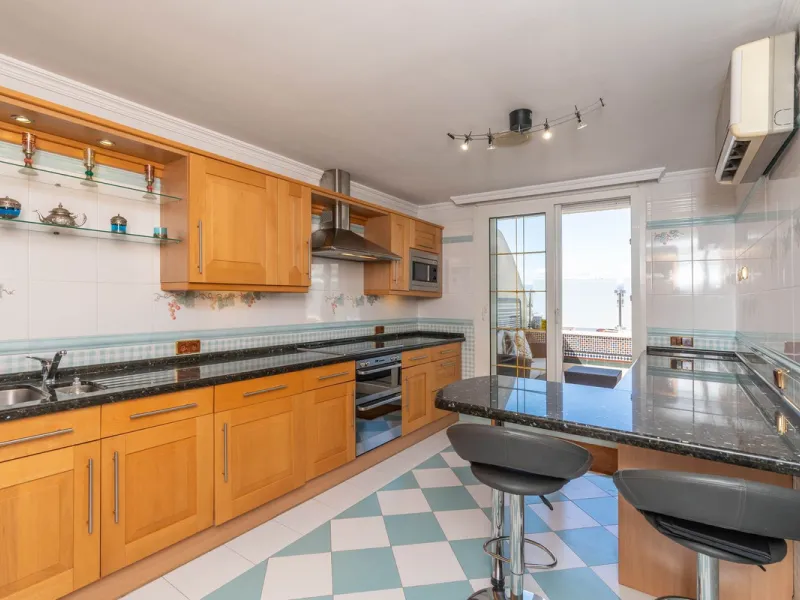 This is a stunning duplex penthouse with sea views situated right in the heart of Marbella, less than 200m from the sea.