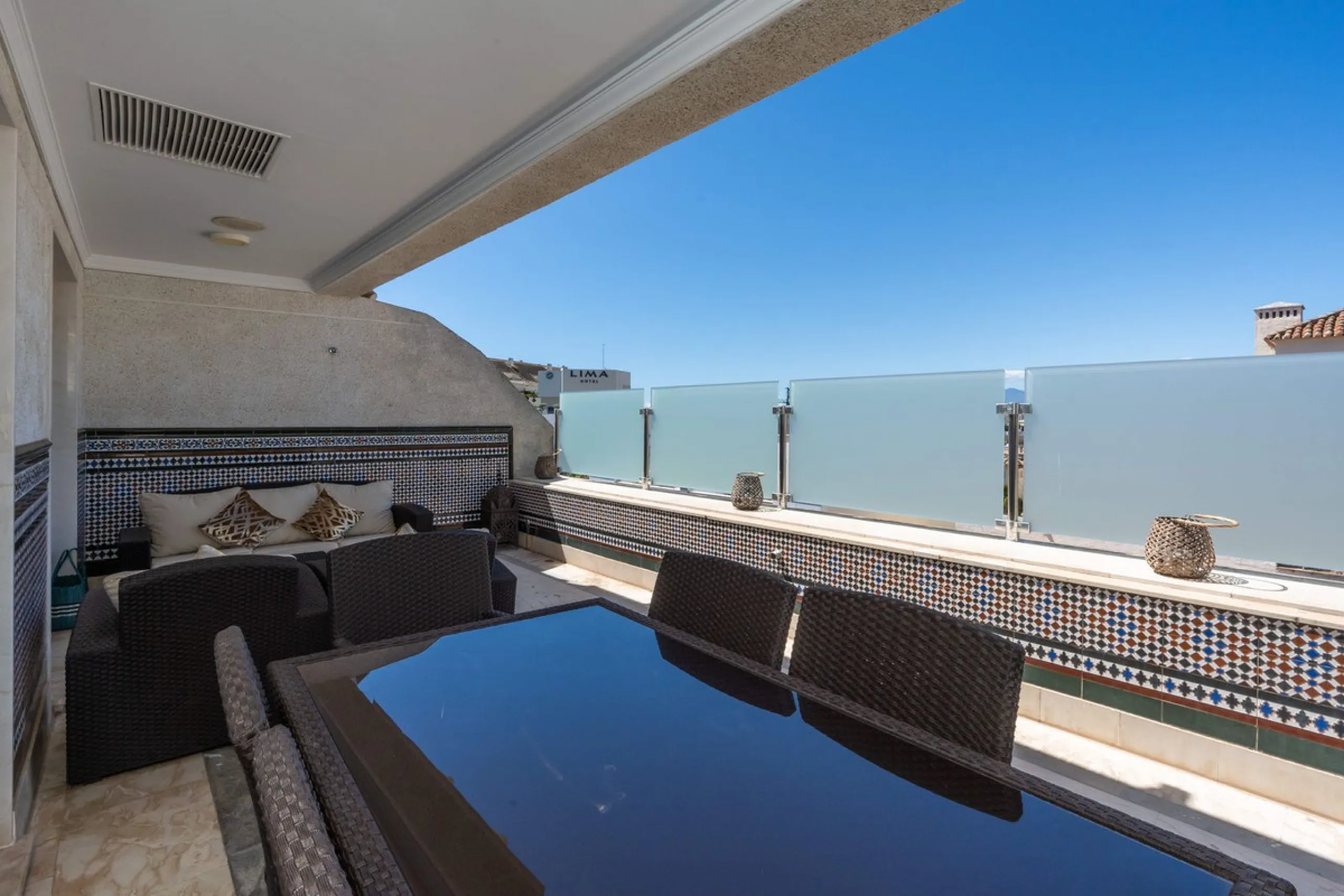 This is a stunning duplex penthouse with sea views situated right in the heart of Marbella, less than 200m from the sea.