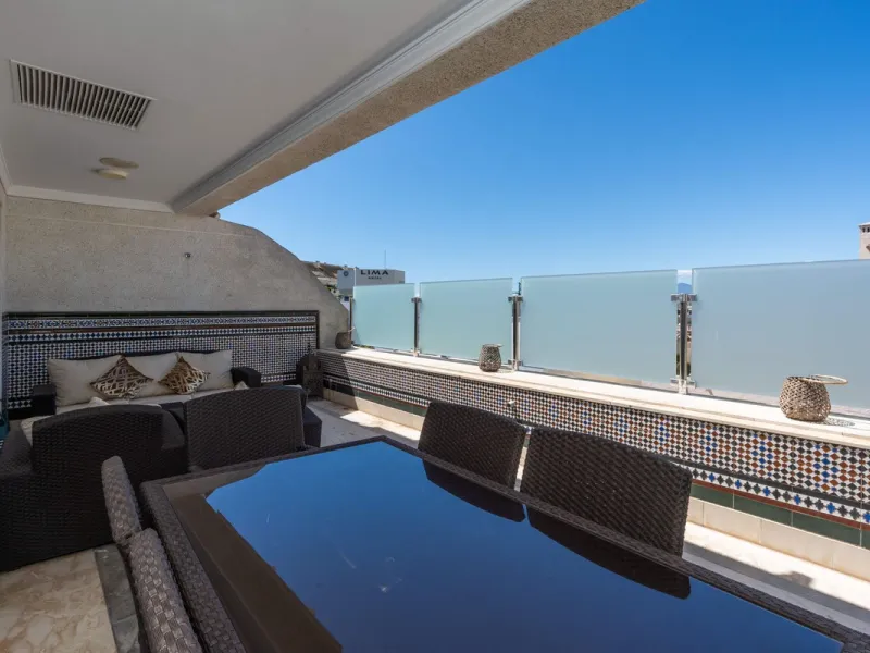 This is a stunning duplex penthouse with sea views situated right in the heart of Marbella, less than 200m from the sea.