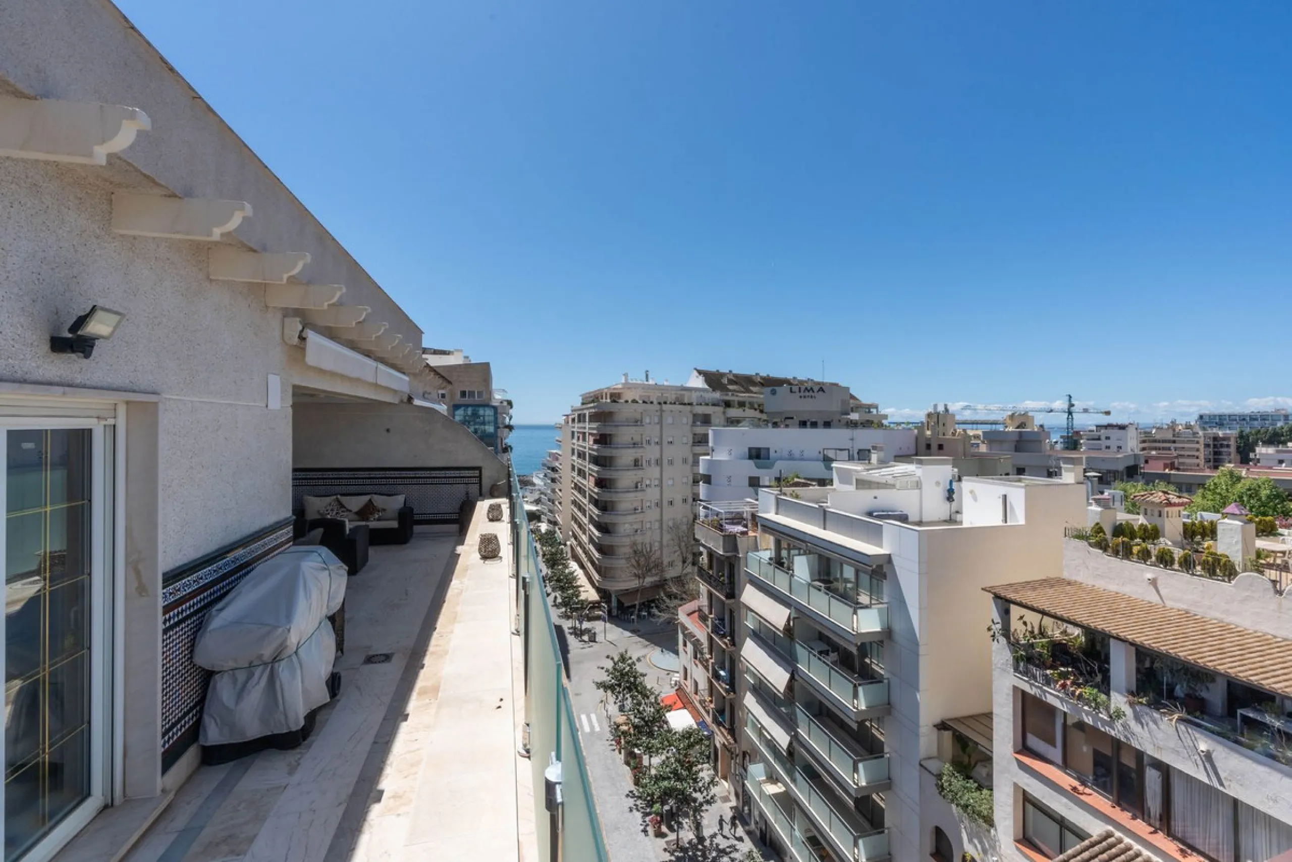 This is a stunning duplex penthouse with sea views situated right in the heart of Marbella, less than 200m from the sea.
