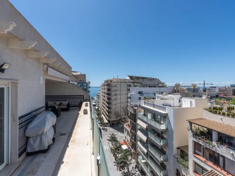 This is a stunning duplex penthouse with sea views situated right in the heart of Marbella, less than 200m from the sea.