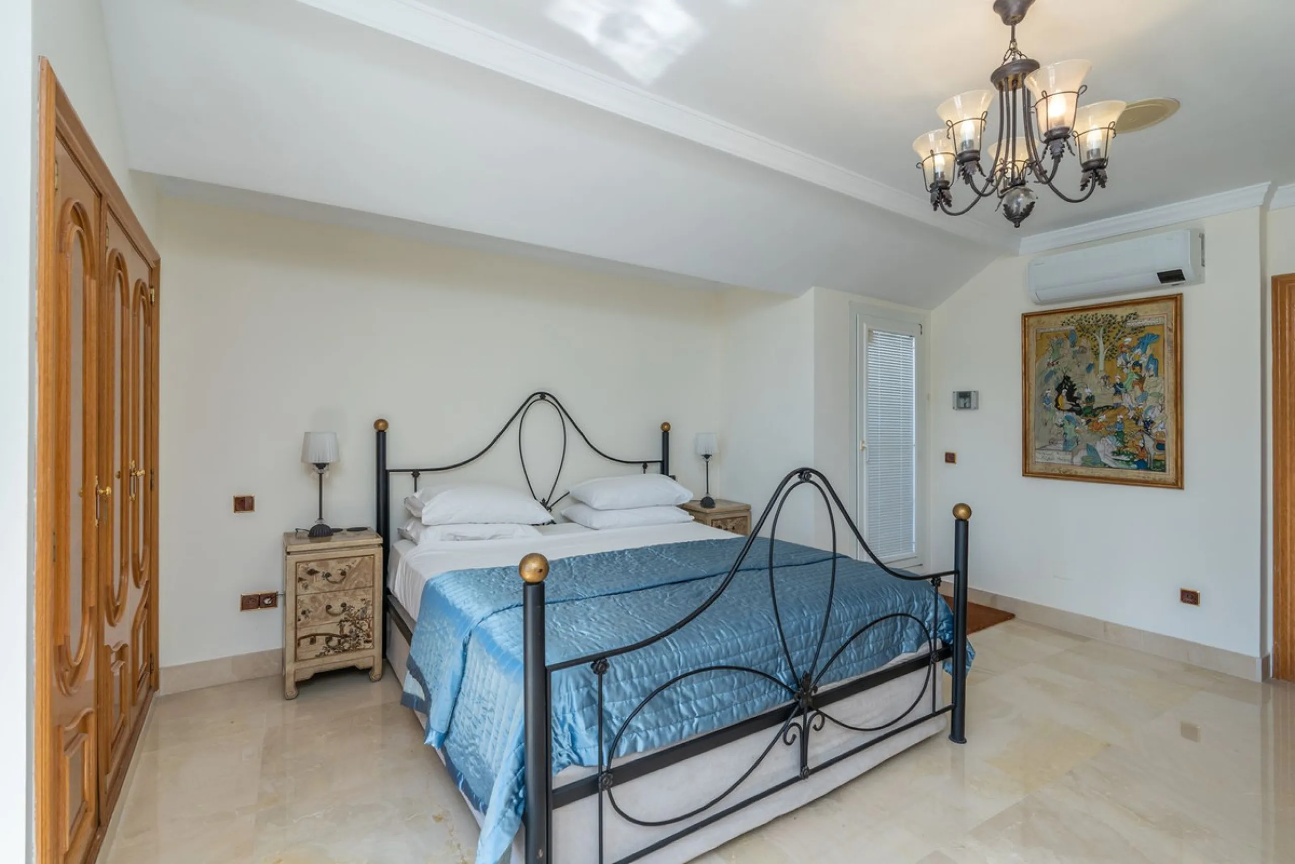 This is a stunning duplex penthouse with sea views situated right in the heart of Marbella, less than 200m from the sea.