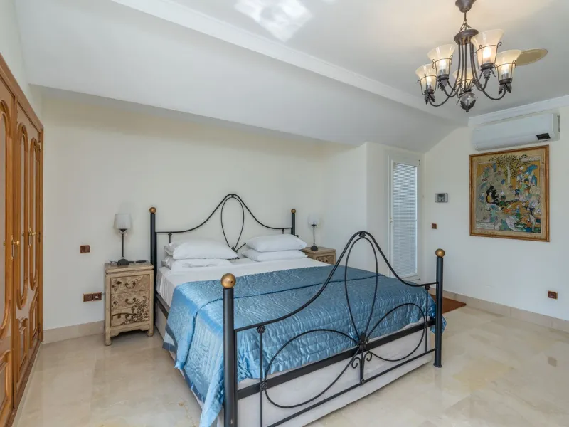 This is a stunning duplex penthouse with sea views situated right in the heart of Marbella, less than 200m from the sea.