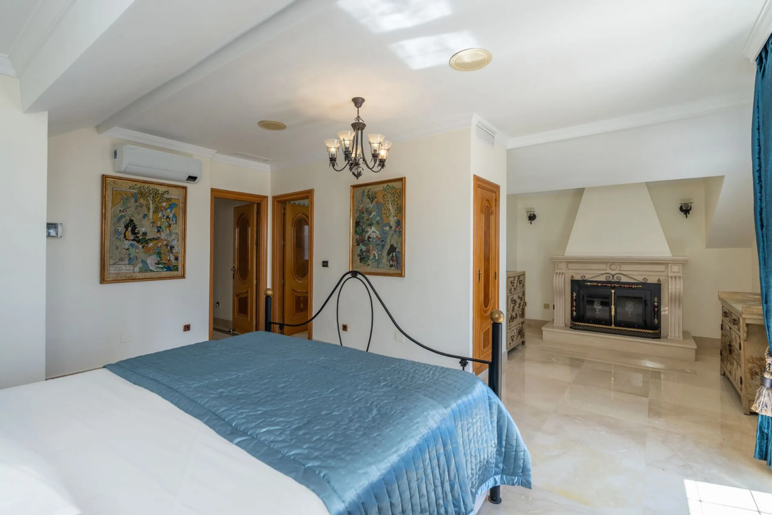 This is a stunning duplex penthouse with sea views situated right in the heart of Marbella, less than 200m from the sea.
