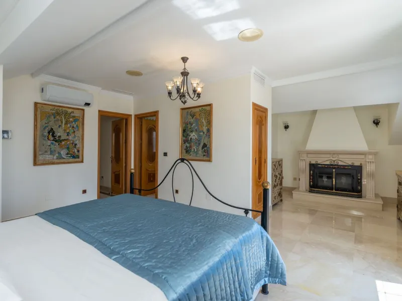 This is a stunning duplex penthouse with sea views situated right in the heart of Marbella, less than 200m from the sea.