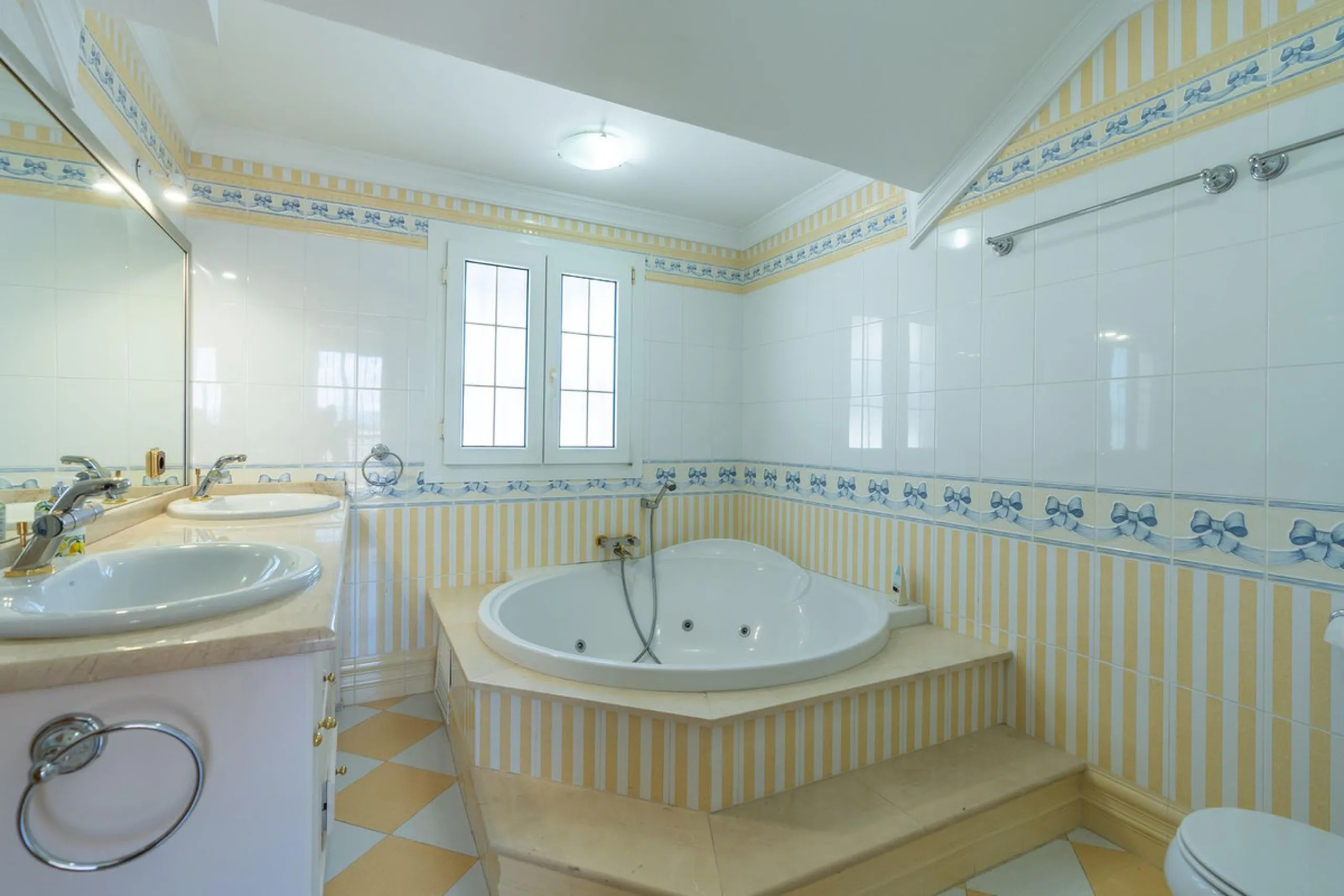 This is a stunning duplex penthouse with sea views situated right in the heart of Marbella, less than 200m from the sea.