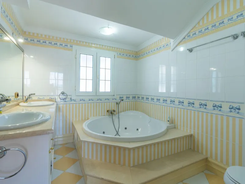 This is a stunning duplex penthouse with sea views situated right in the heart of Marbella, less than 200m from the sea.