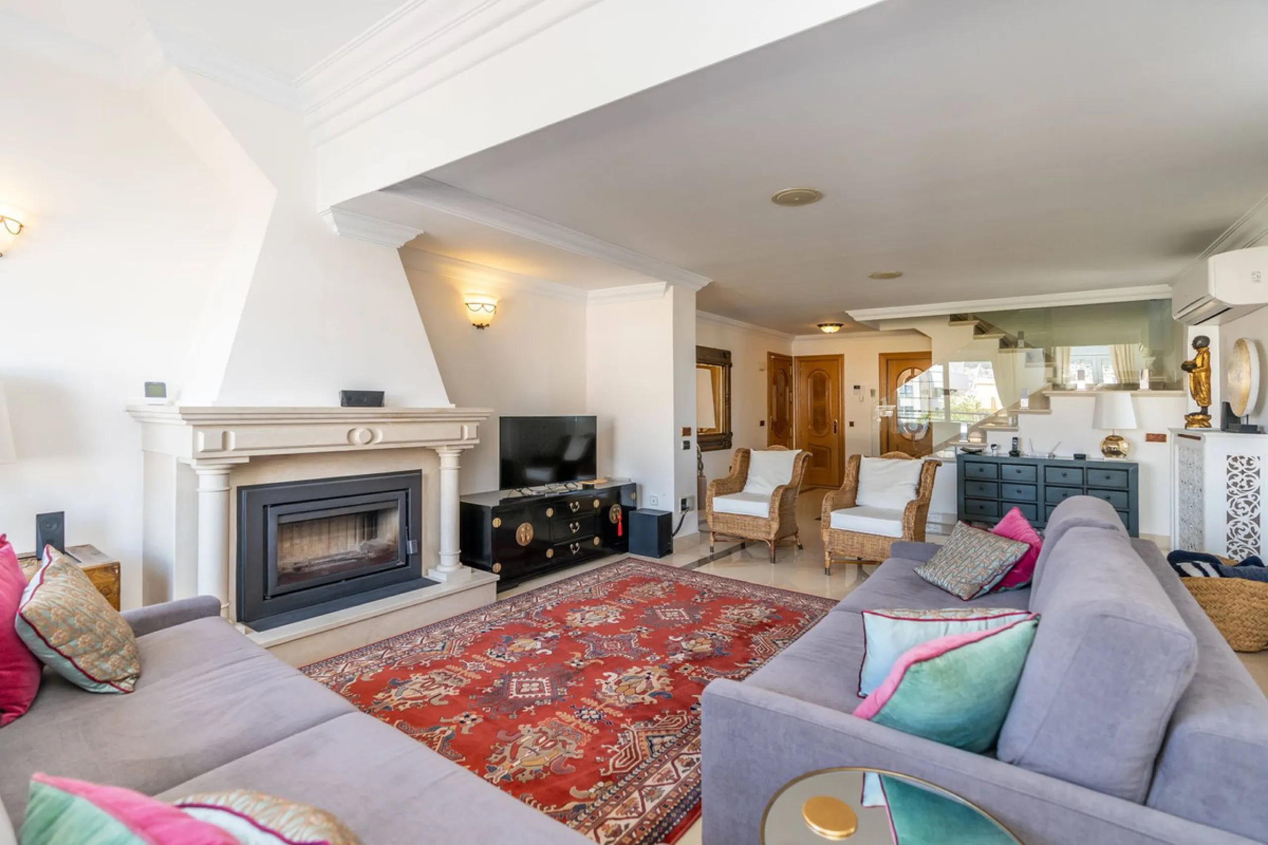 This is a stunning duplex penthouse with sea views situated right in the heart of Marbella, less than 200m from the sea.