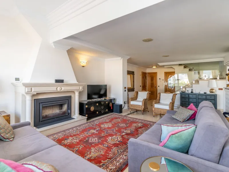 This is a stunning duplex penthouse with sea views situated right in the heart of Marbella, less than 200m from the sea.
