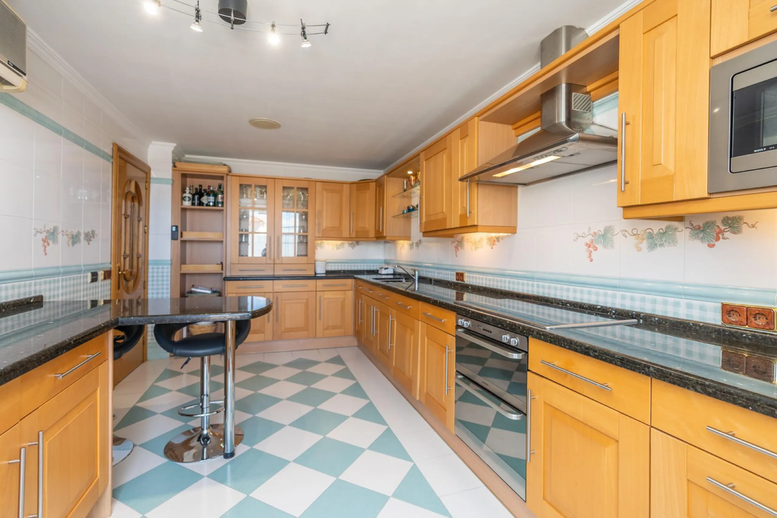 This is a stunning duplex penthouse with sea views situated right in the heart of Marbella, less than 200m from the sea.