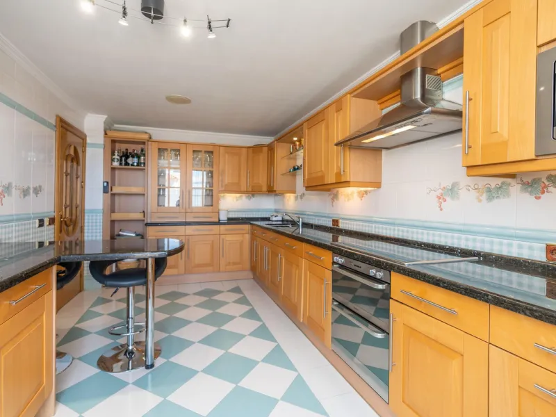 This is a stunning duplex penthouse with sea views situated right in the heart of Marbella, less than 200m from the sea.