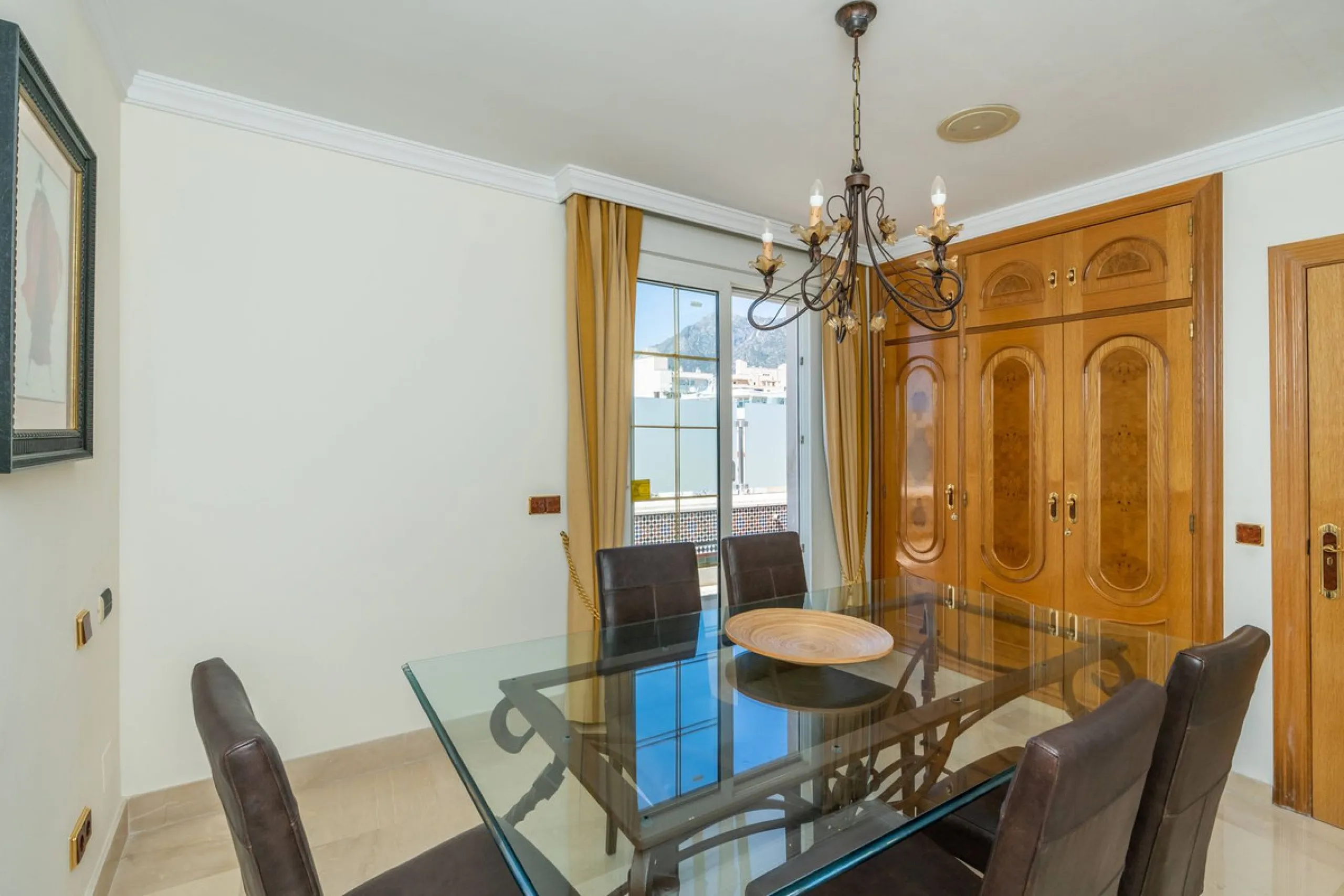 This is a stunning duplex penthouse with sea views situated right in the heart of Marbella, less than 200m from the sea.