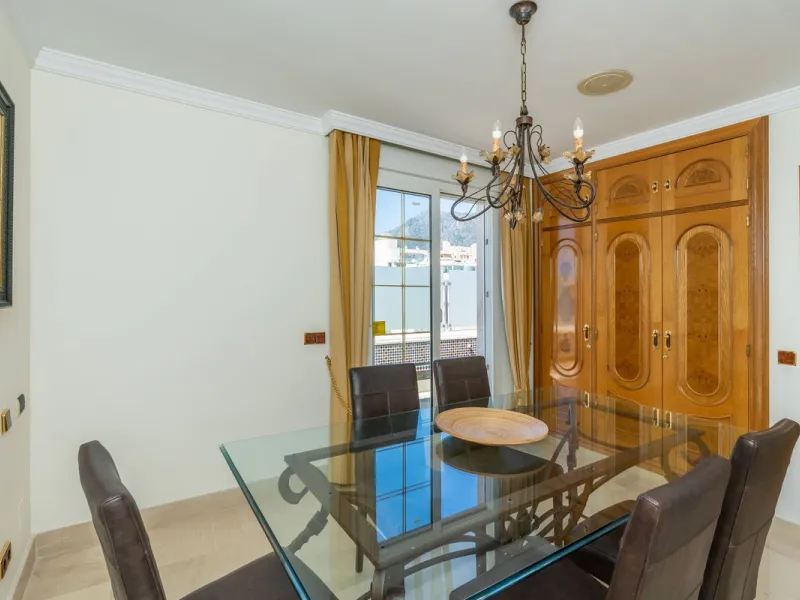 This is a stunning duplex penthouse with sea views situated right in the heart of Marbella, less than 200m from the sea.
