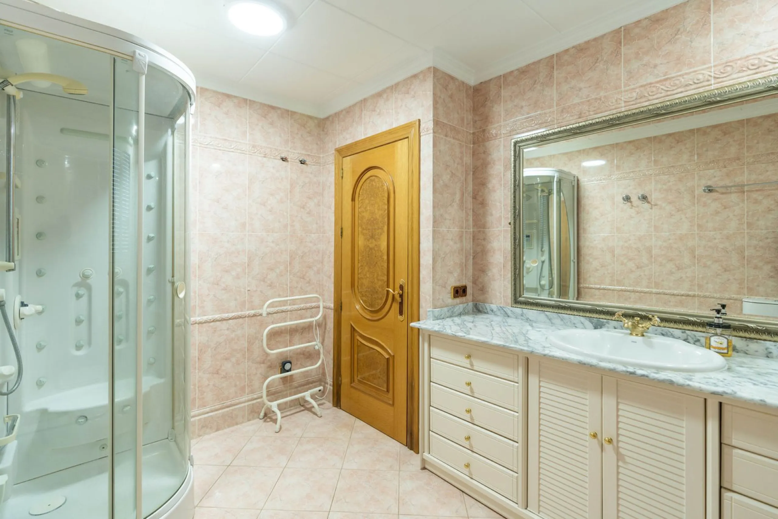 This is a stunning duplex penthouse with sea views situated right in the heart of Marbella, less than 200m from the sea.