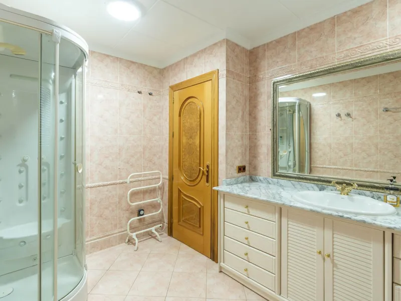 This is a stunning duplex penthouse with sea views situated right in the heart of Marbella, less than 200m from the sea.