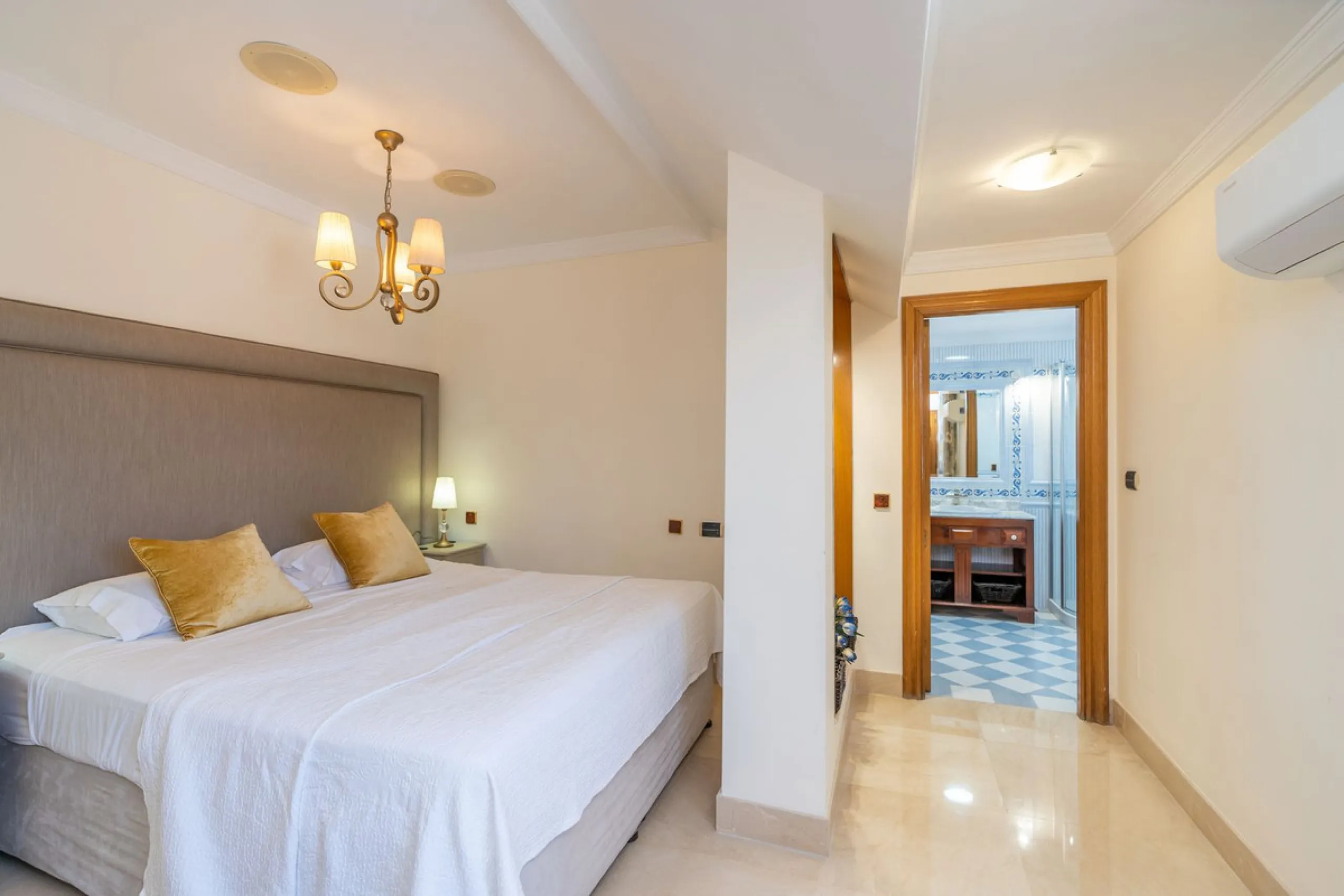 This is a stunning duplex penthouse with sea views situated right in the heart of Marbella, less than 200m from the sea.