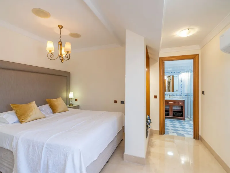 This is a stunning duplex penthouse with sea views situated right in the heart of Marbella, less than 200m from the sea.