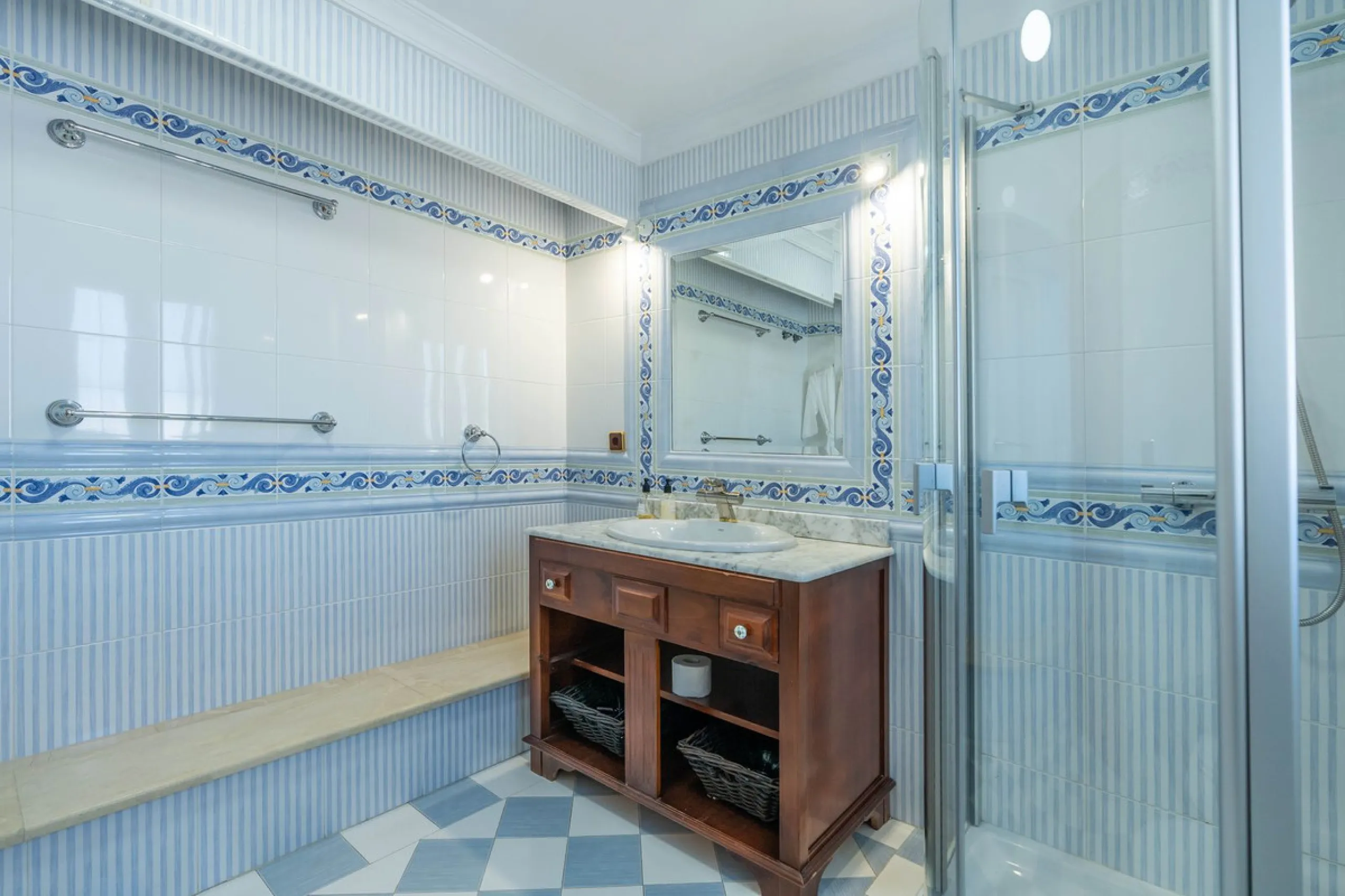 This is a stunning duplex penthouse with sea views situated right in the heart of Marbella, less than 200m from the sea.