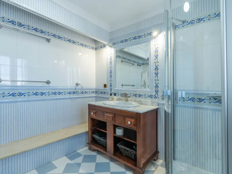 This is a stunning duplex penthouse with sea views situated right in the heart of Marbella, less than 200m from the sea.