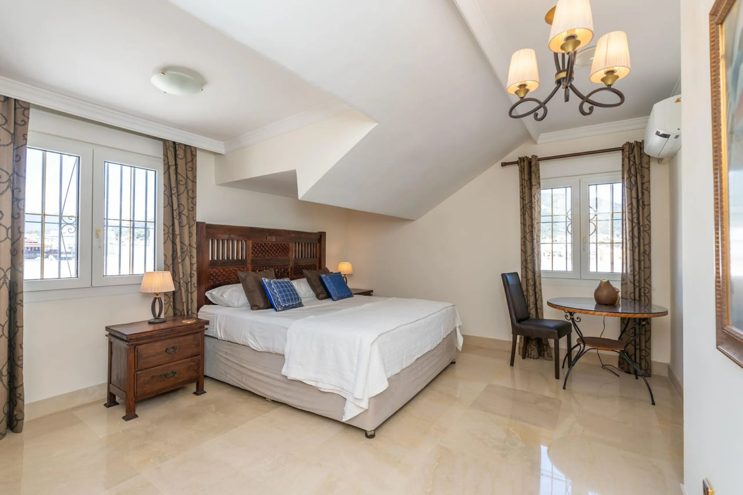 This is a stunning duplex penthouse with sea views situated right in the heart of Marbella, less than 200m from the sea.