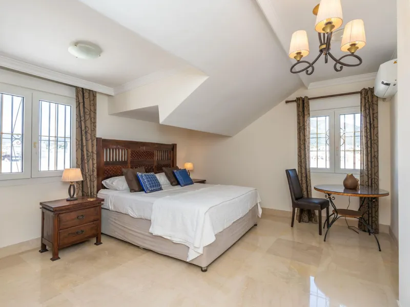This is a stunning duplex penthouse with sea views situated right in the heart of Marbella, less than 200m from the sea.