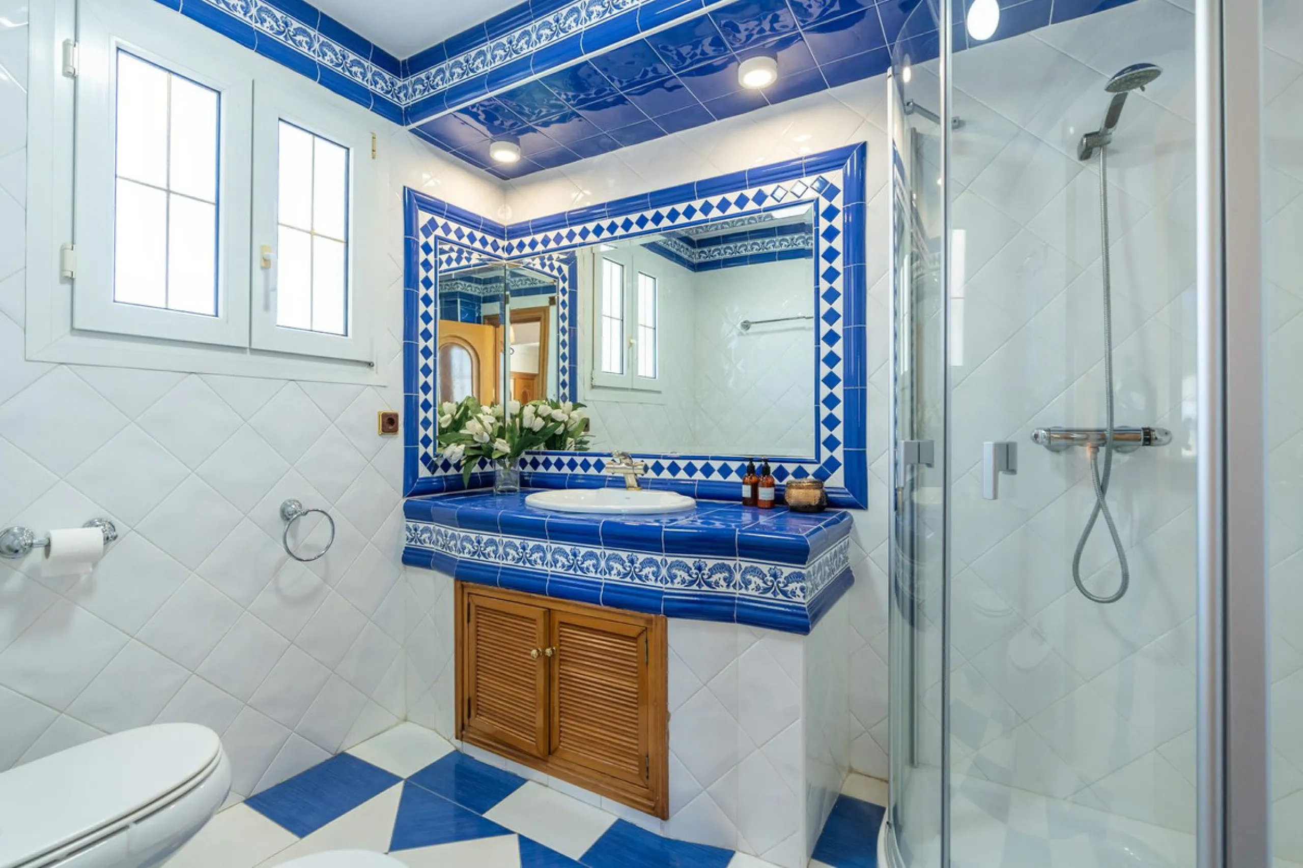 This is a stunning duplex penthouse with sea views situated right in the heart of Marbella, less than 200m from the sea.