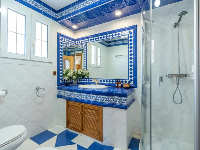 This is a stunning duplex penthouse with sea views situated right in the heart of Marbella, less than 200m from the sea.