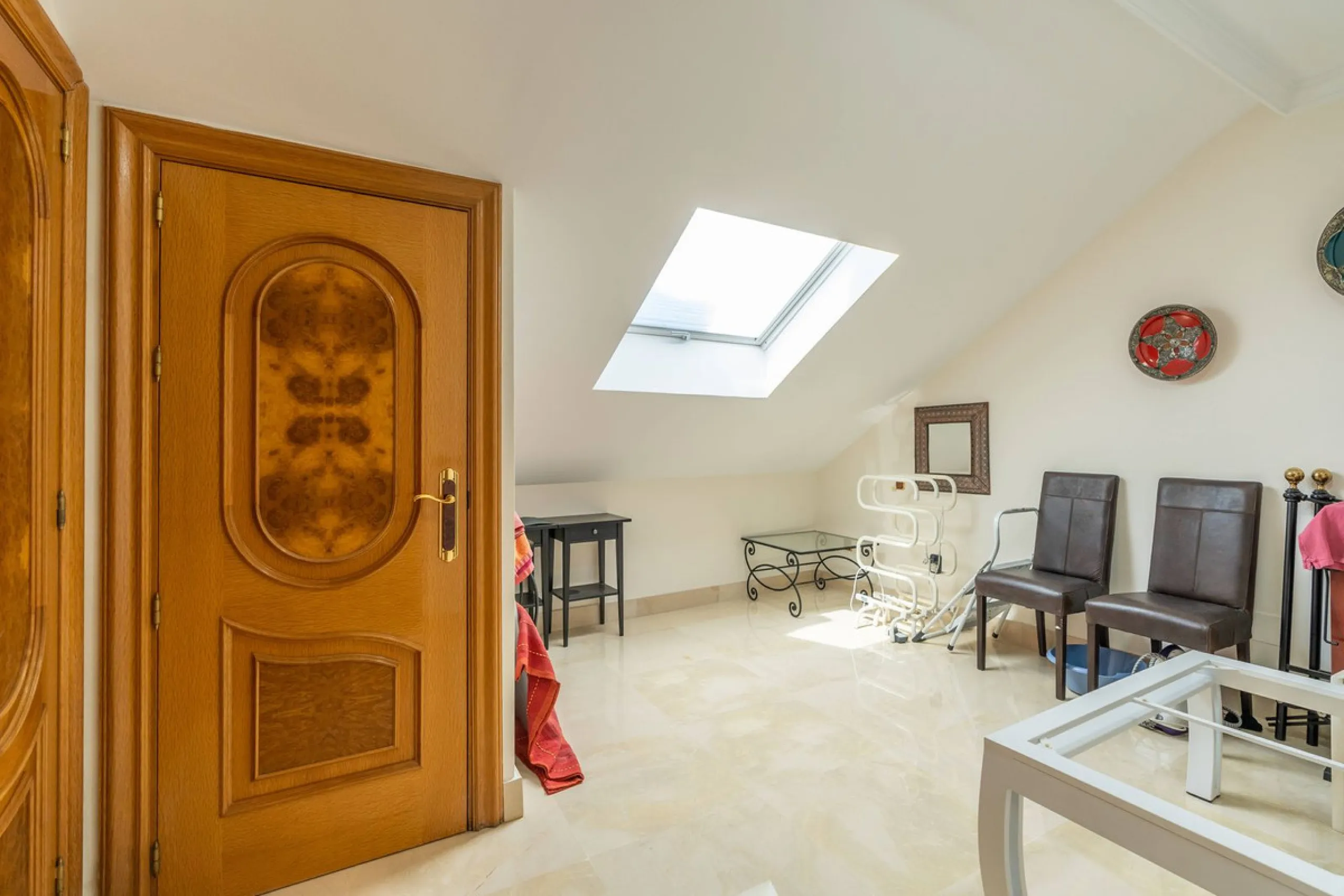 This is a stunning duplex penthouse with sea views situated right in the heart of Marbella, less than 200m from the sea.