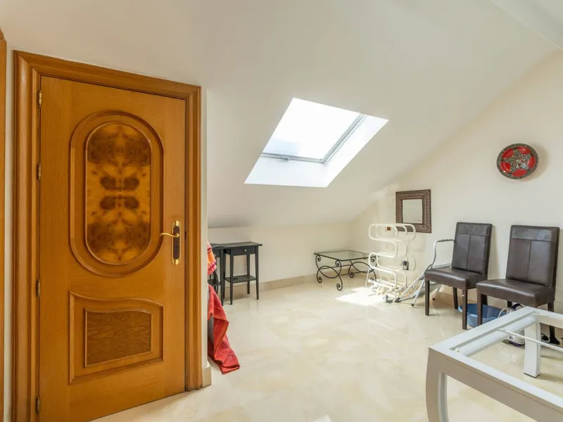 This is a stunning duplex penthouse with sea views situated right in the heart of Marbella, less than 200m from the sea.