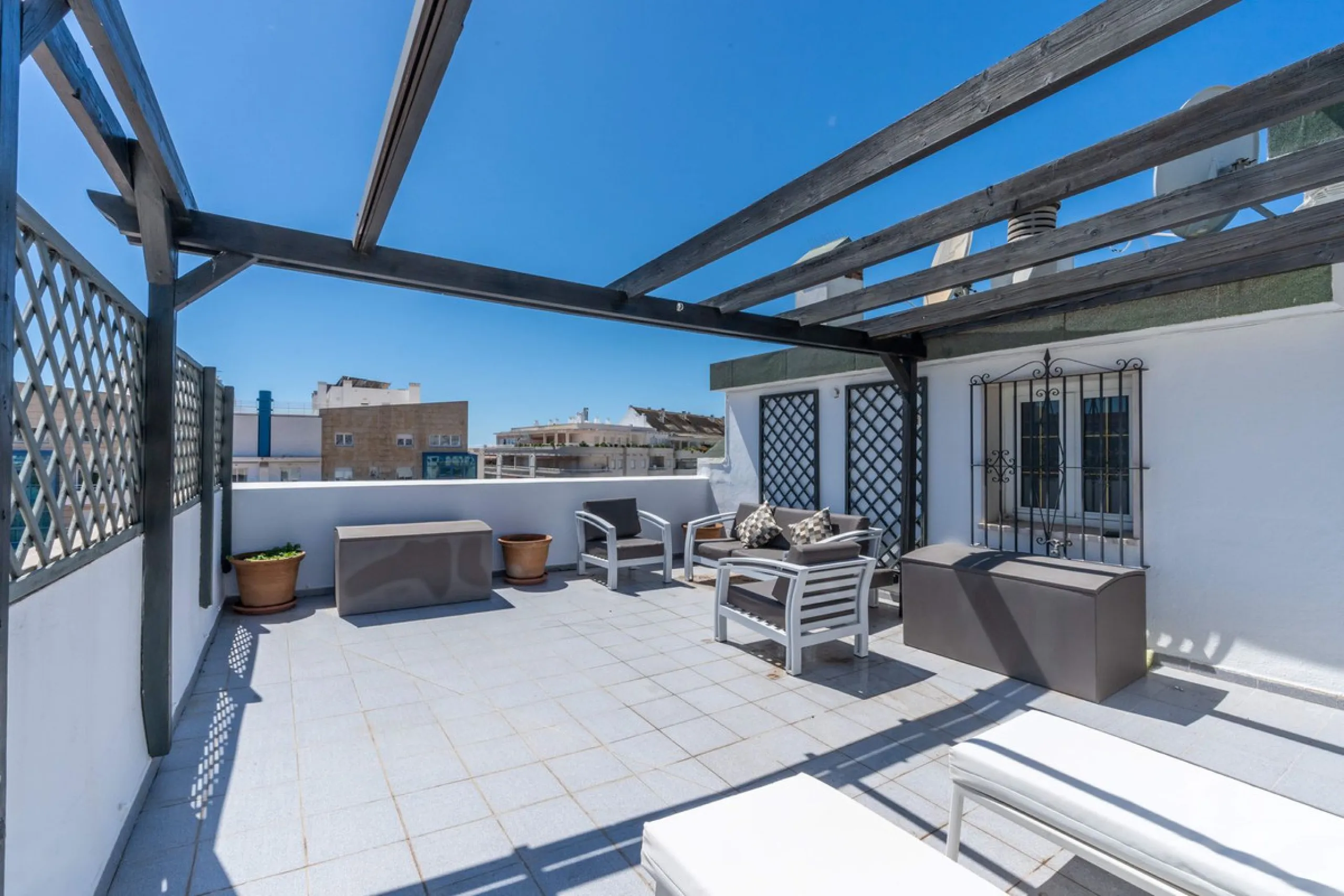 This is a stunning duplex penthouse with sea views situated right in the heart of Marbella, less than 200m from the sea.