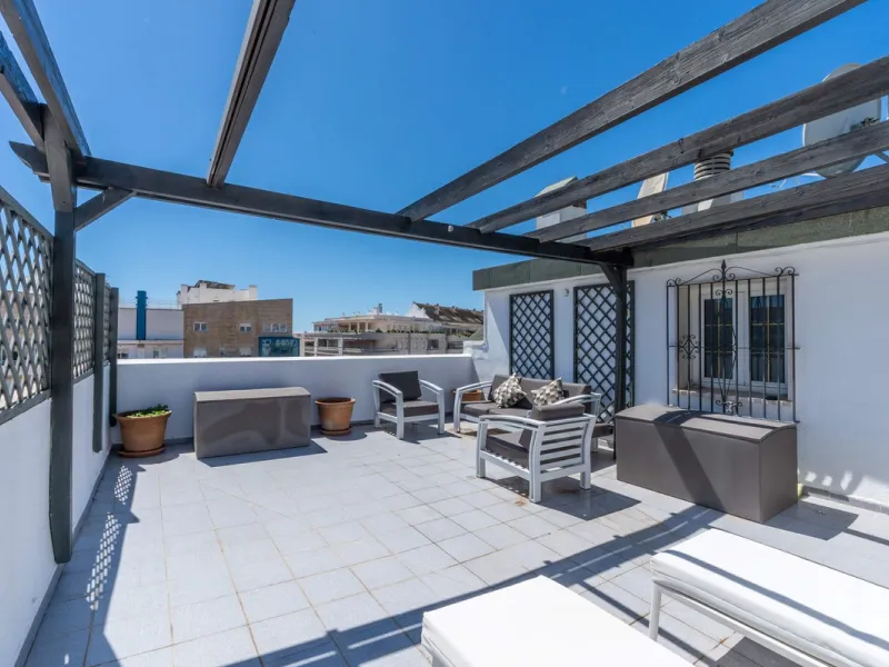 This is a stunning duplex penthouse with sea views situated right in the heart of Marbella, less than 200m from the sea.