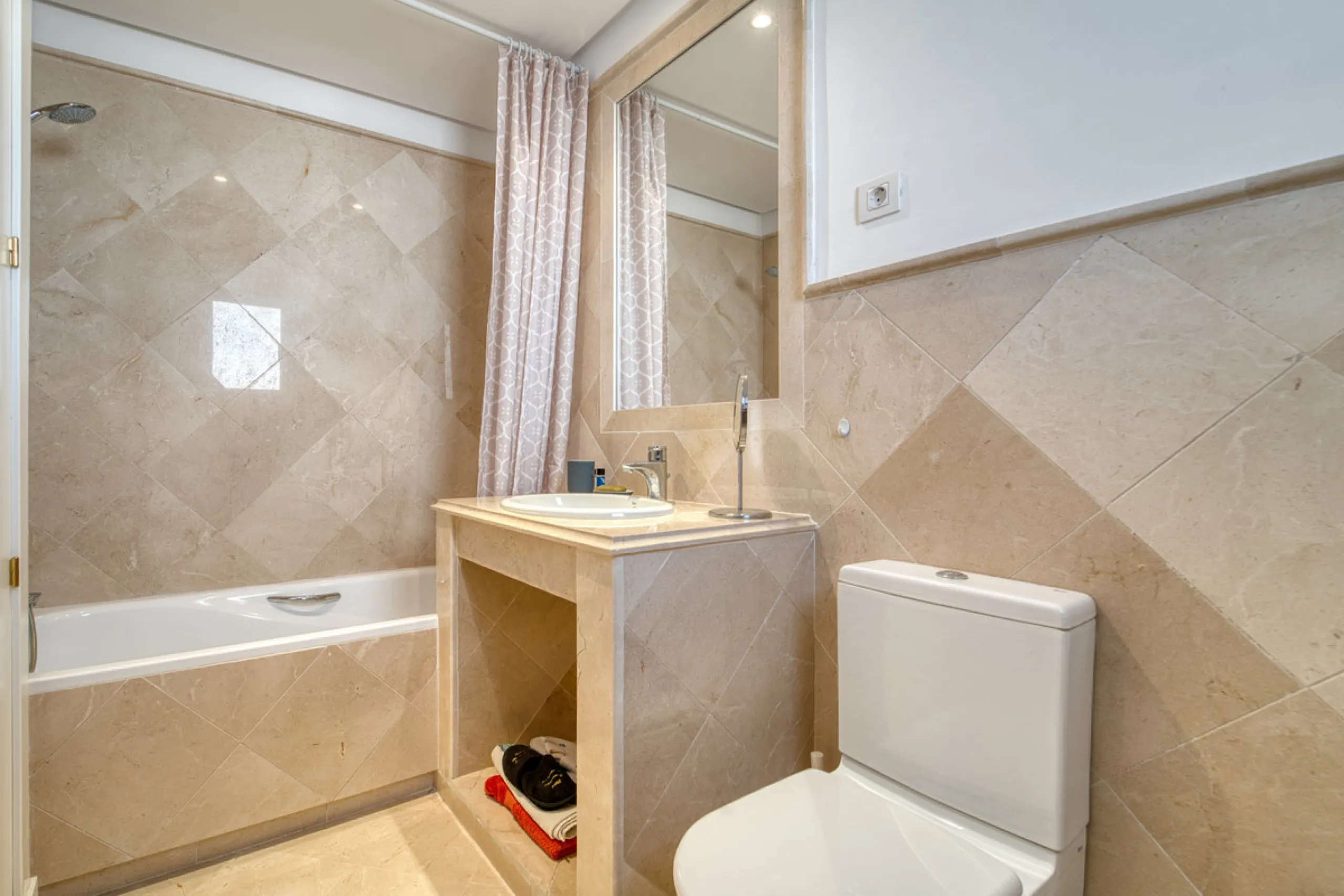 Apartment - Middle Floor Apartment в продаже в Marbella, Málaga. В доме 2 спален и 4 ванных комнат. Площадь дома 154 м²