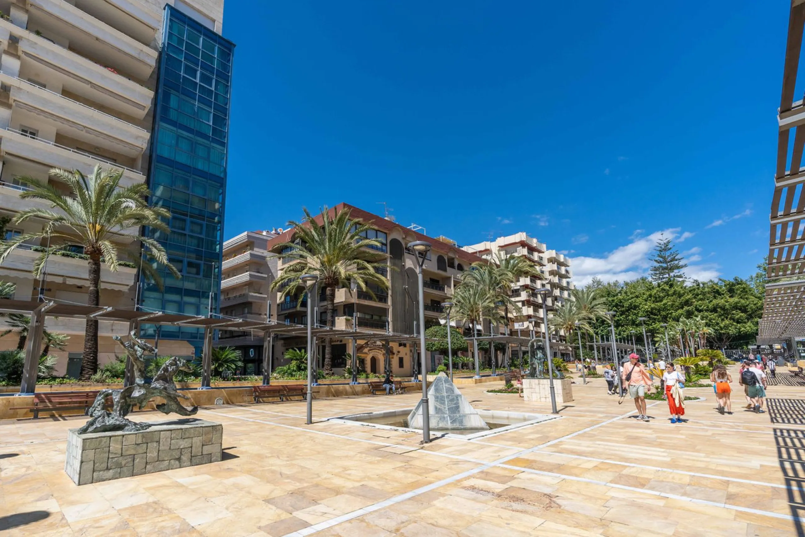 This is a stunning duplex penthouse with sea views situated right in the heart of Marbella, less than 200m from the sea.