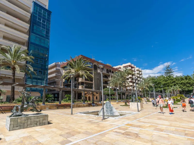 This is a stunning duplex penthouse with sea views situated right in the heart of Marbella, less than 200m from the sea.