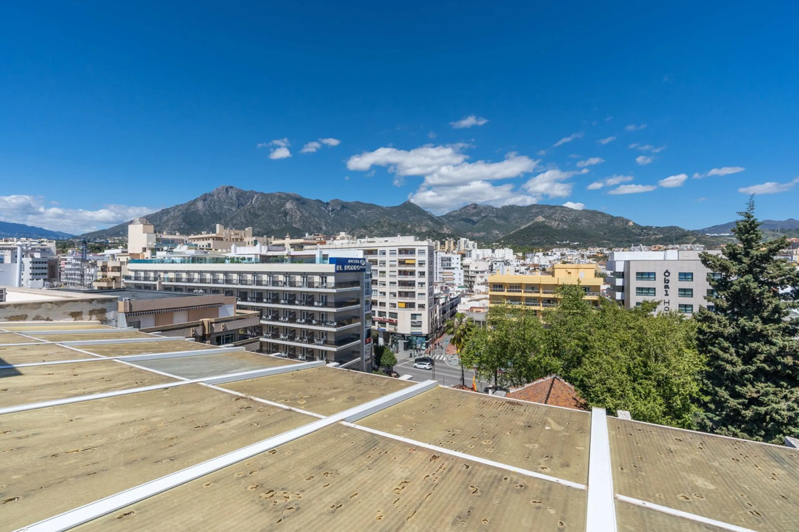 This is a stunning duplex penthouse with sea views situated right in the heart of Marbella, less than 200m from the sea.