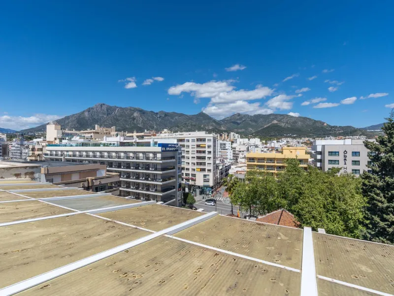 This is a stunning duplex penthouse with sea views situated right in the heart of Marbella, less than 200m from the sea.