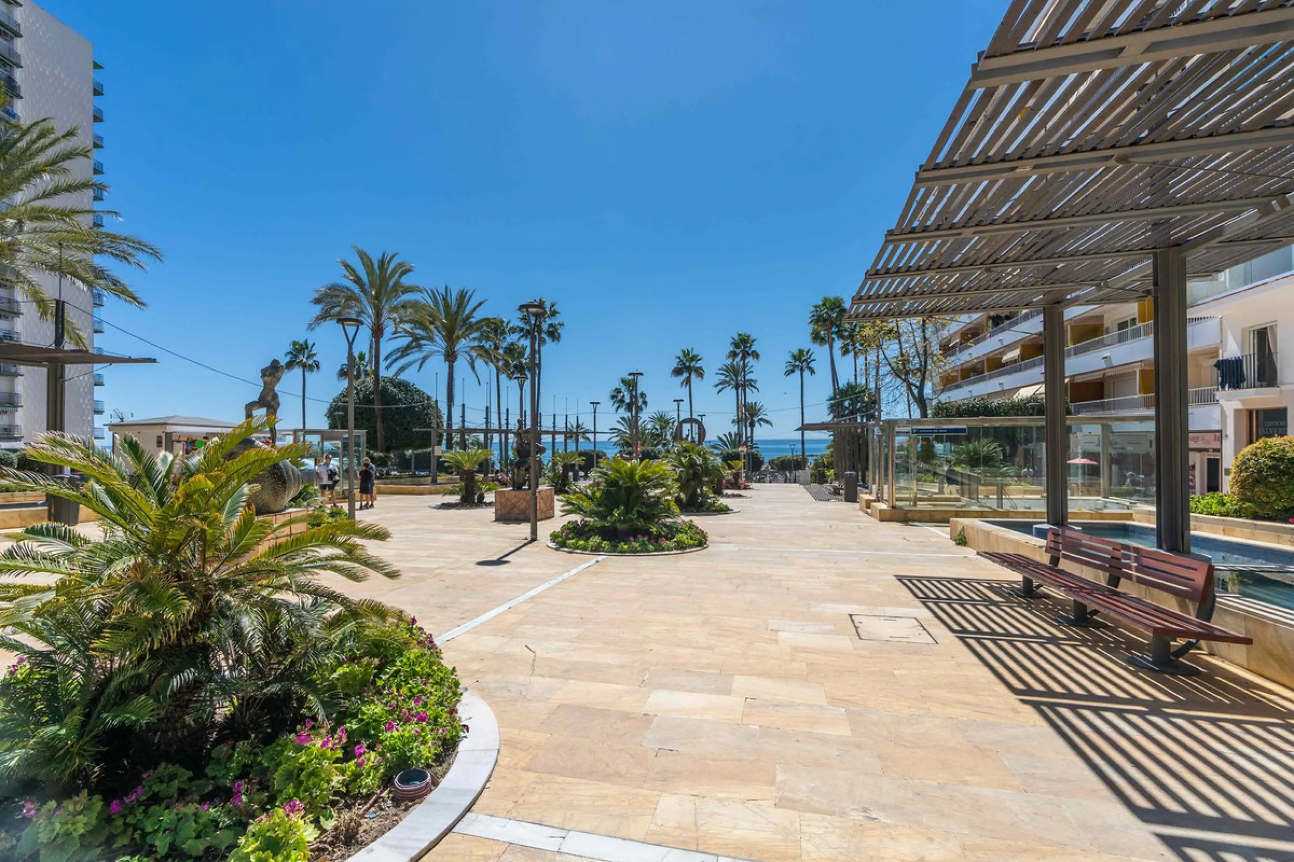 This is a stunning duplex penthouse with sea views situated right in the heart of Marbella, less than 200m from the sea.