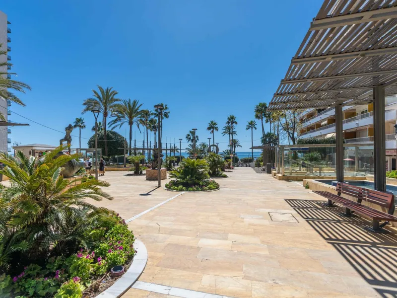 This is a stunning duplex penthouse with sea views situated right in the heart of Marbella, less than 200m from the sea.