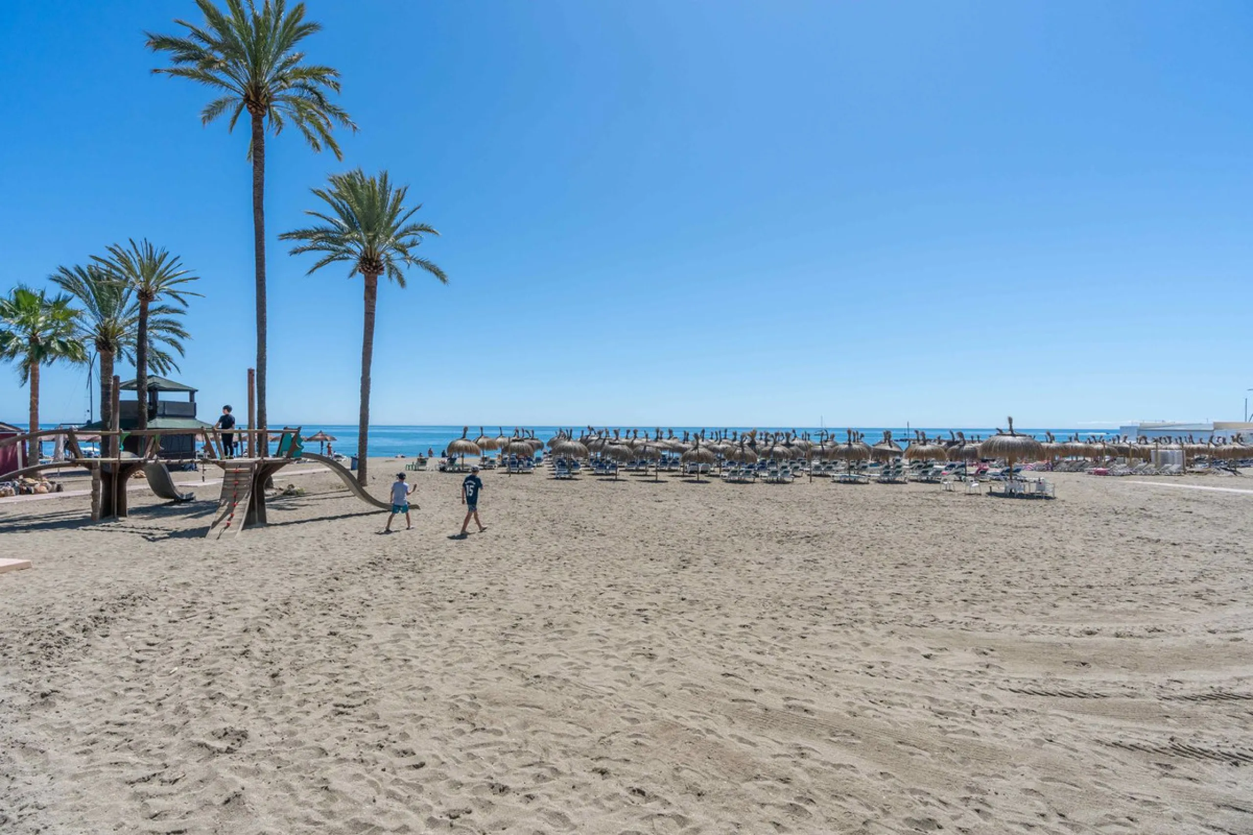 This is a stunning duplex penthouse with sea views situated right in the heart of Marbella, less than 200m from the sea.