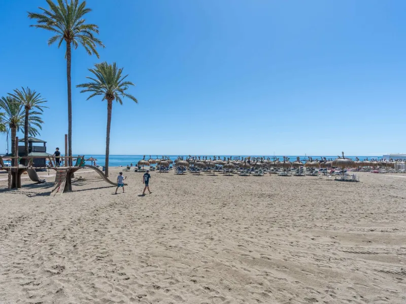 This is a stunning duplex penthouse with sea views situated right in the heart of Marbella, less than 200m from the sea.