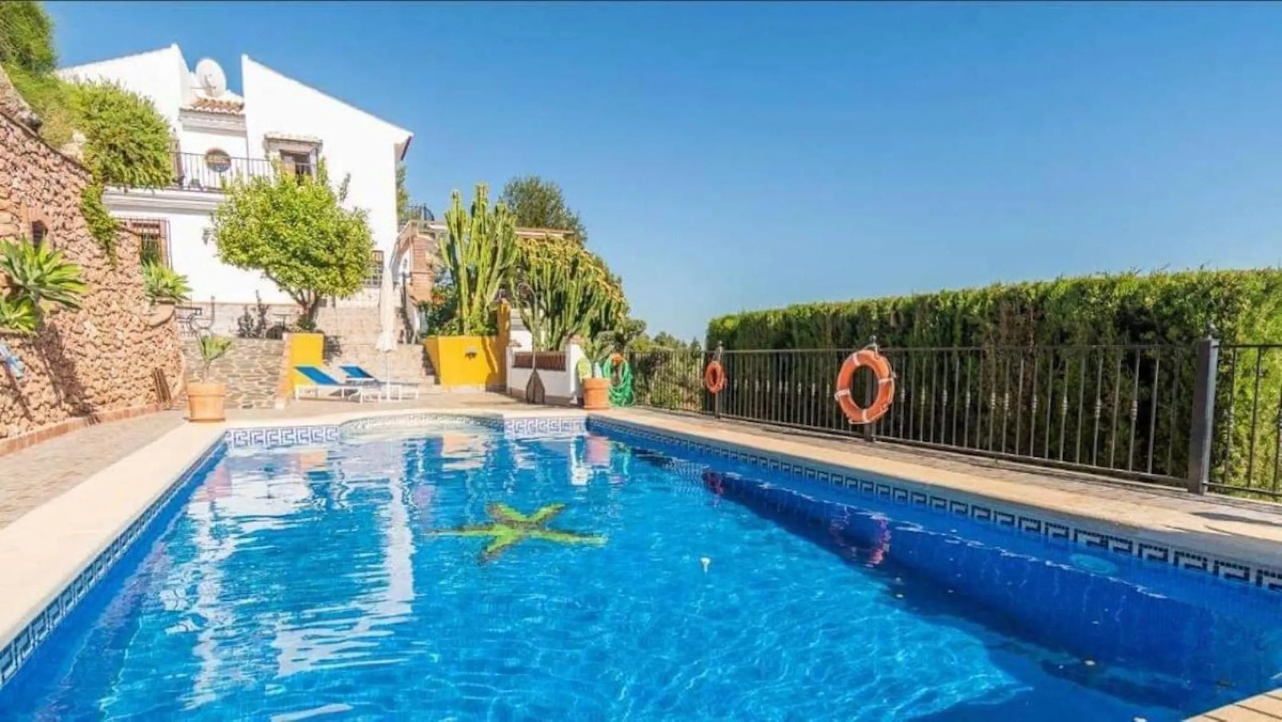 This wonderful villa is located in a beautiful tranquil area in the heart of the national park, between Frigiliana and Acebuchal.