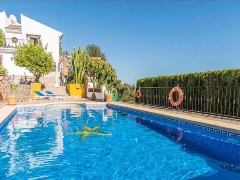 This wonderful villa is located in a beautiful tranquil area in the heart of the national park, between Frigiliana and Acebuchal.