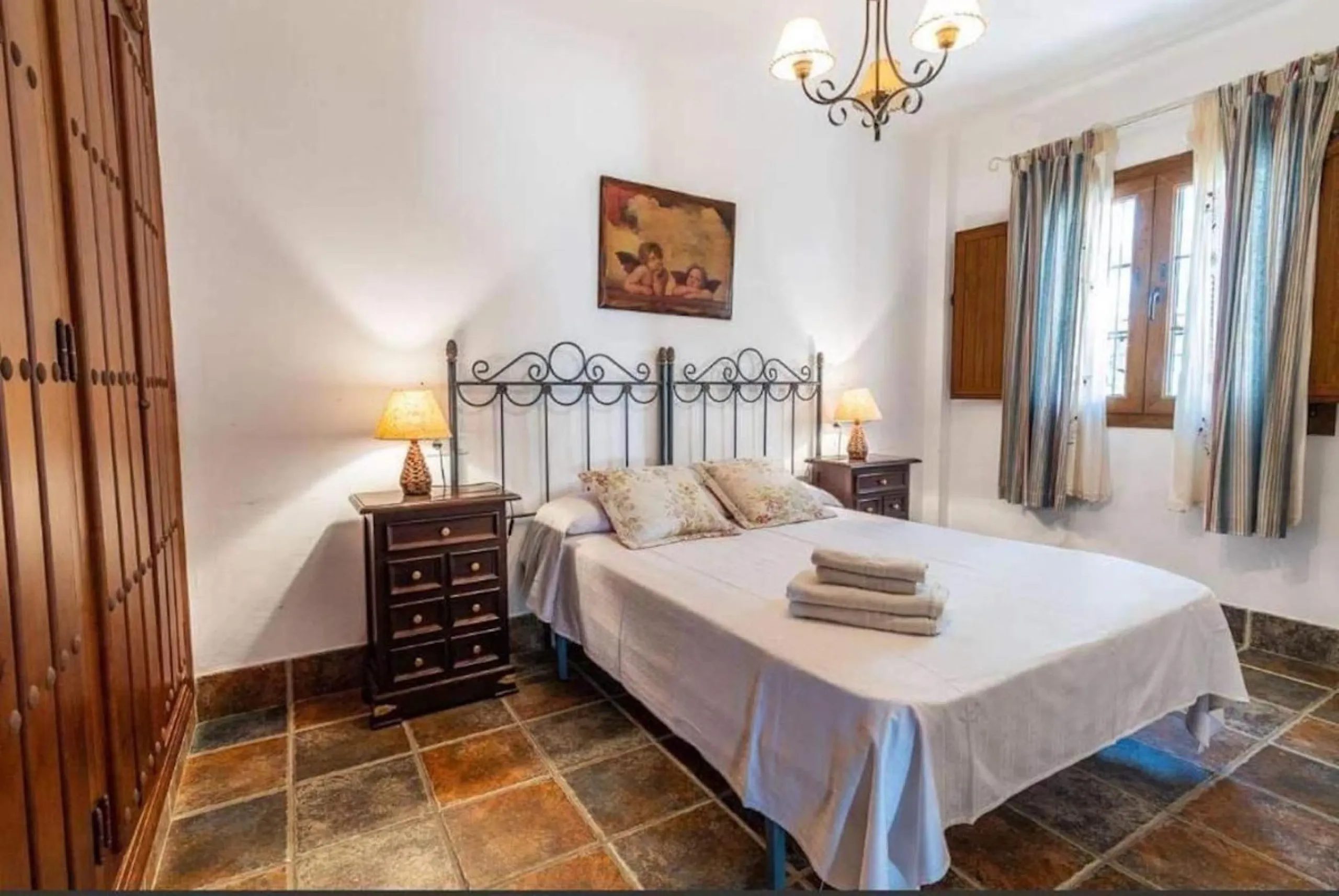 This wonderful villa is located in a beautiful tranquil area in the heart of the national park, between Frigiliana and Acebuchal.