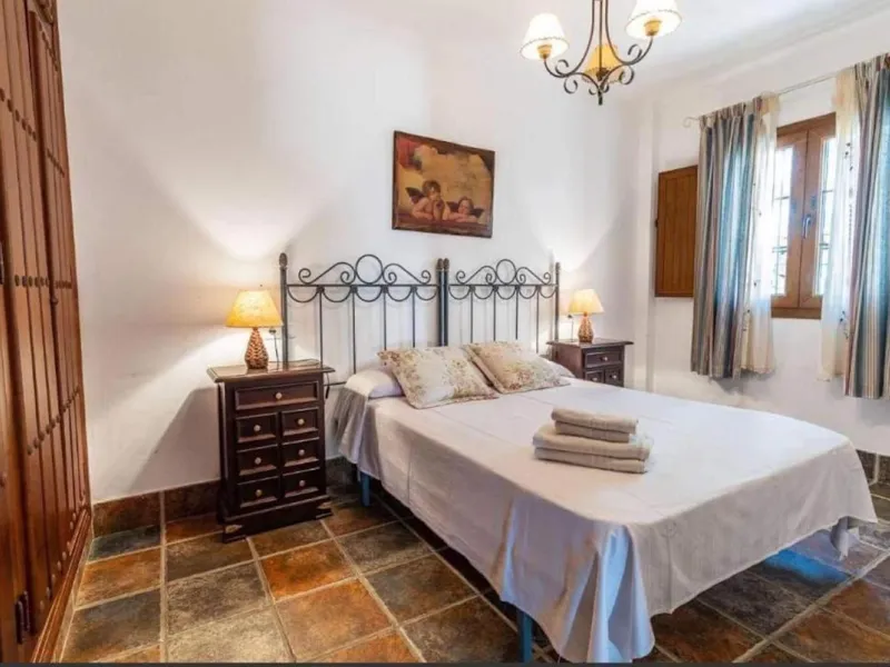 This wonderful villa is located in a beautiful tranquil area in the heart of the national park, between Frigiliana and Acebuchal.