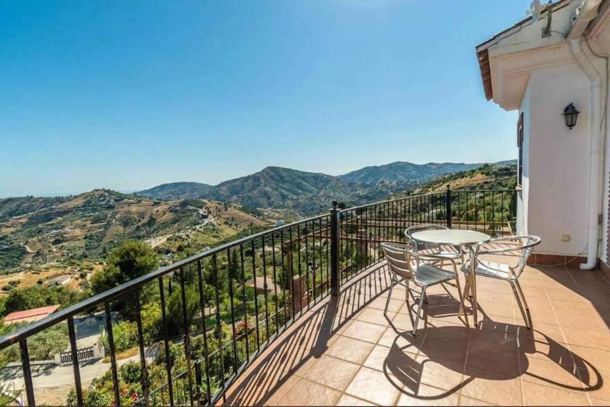 This wonderful villa is located in a beautiful tranquil area in the heart of the national park, between Frigiliana and Acebuchal.