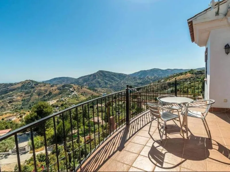 This wonderful villa is located in a beautiful tranquil area in the heart of the national park, between Frigiliana and Acebuchal.