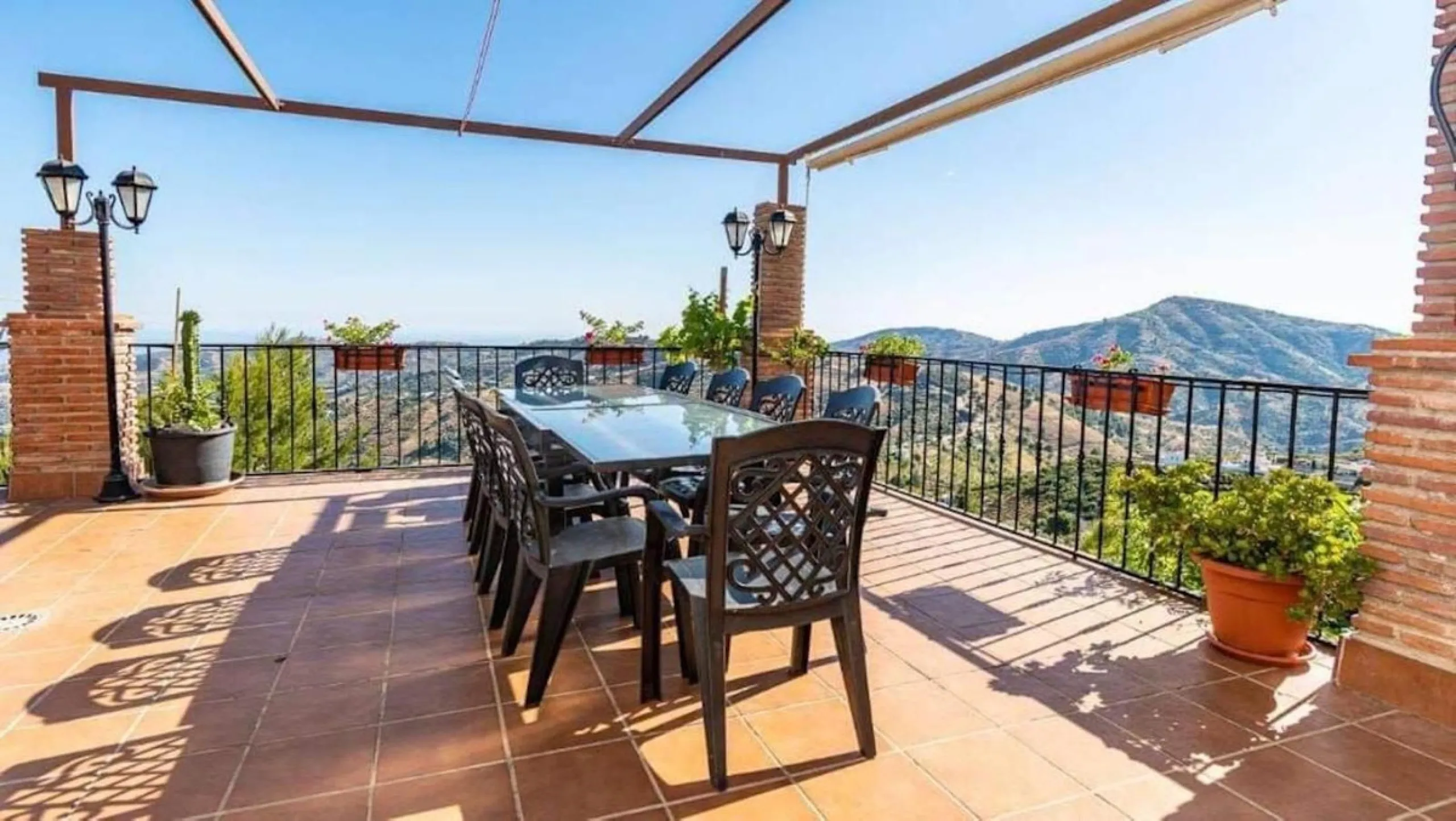 This wonderful villa is located in a beautiful tranquil area in the heart of the national park, between Frigiliana and Acebuchal.