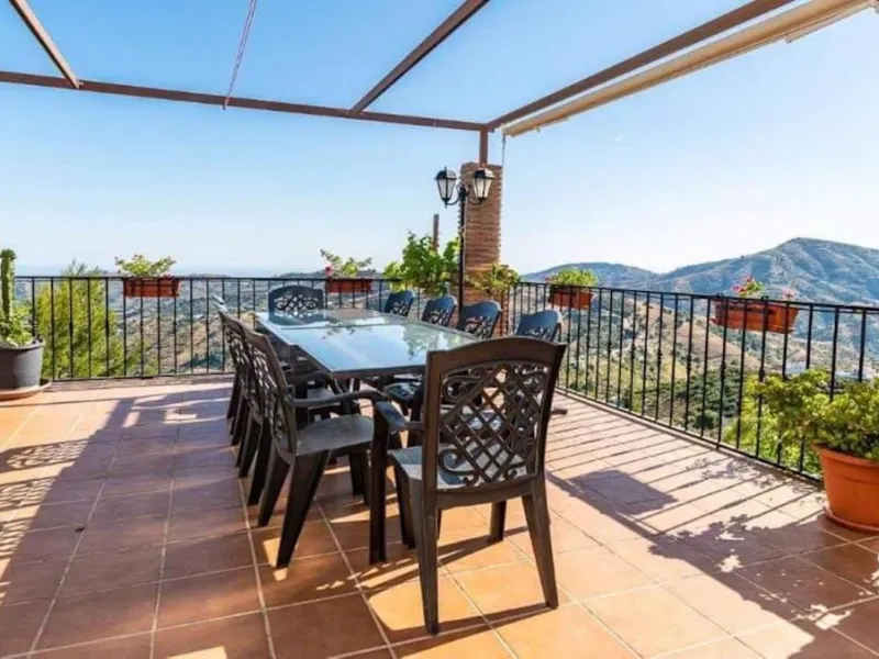 This wonderful villa is located in a beautiful tranquil area in the heart of the national park, between Frigiliana and Acebuchal.