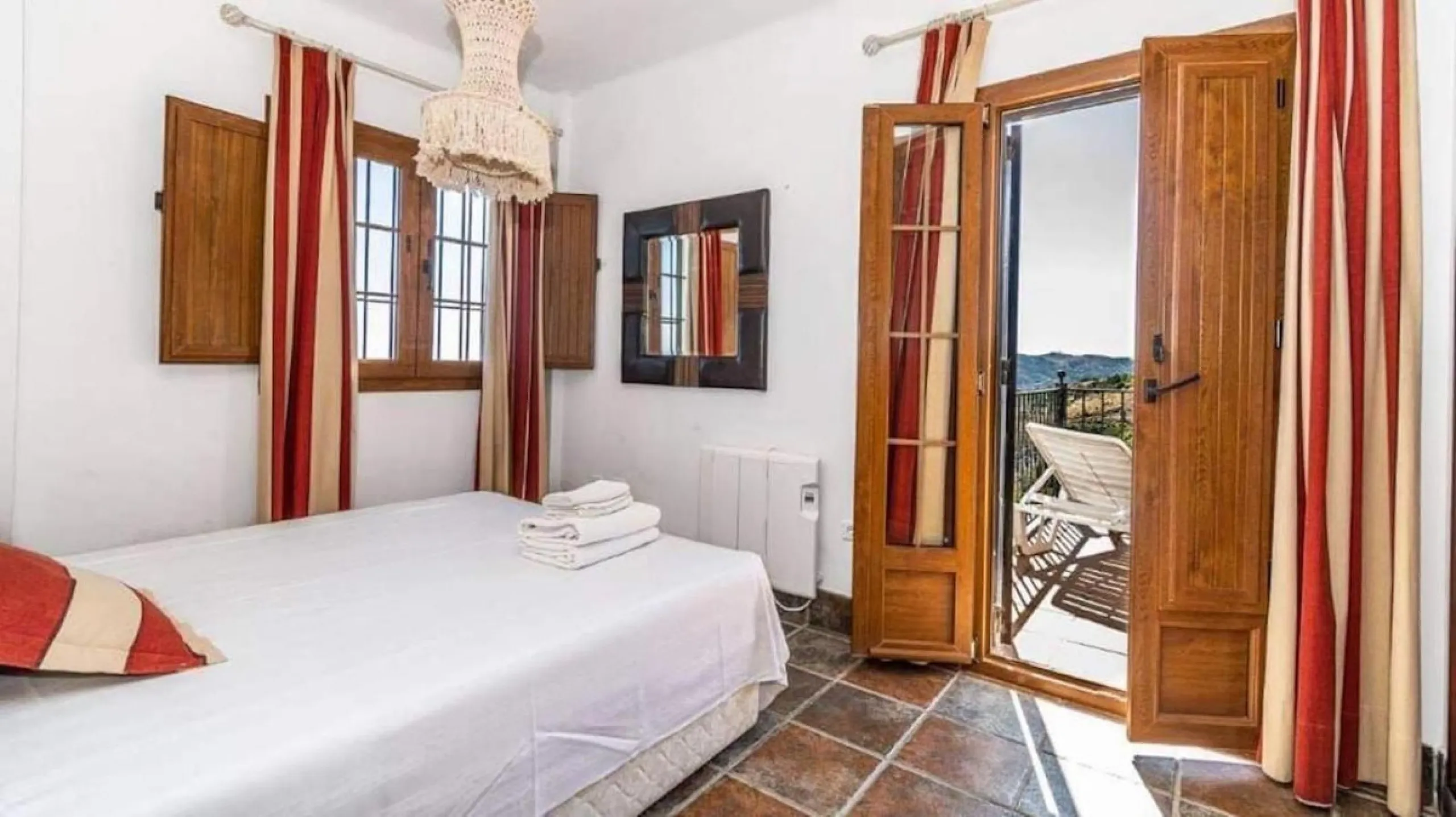 This wonderful villa is located in a beautiful tranquil area in the heart of the national park, between Frigiliana and Acebuchal.