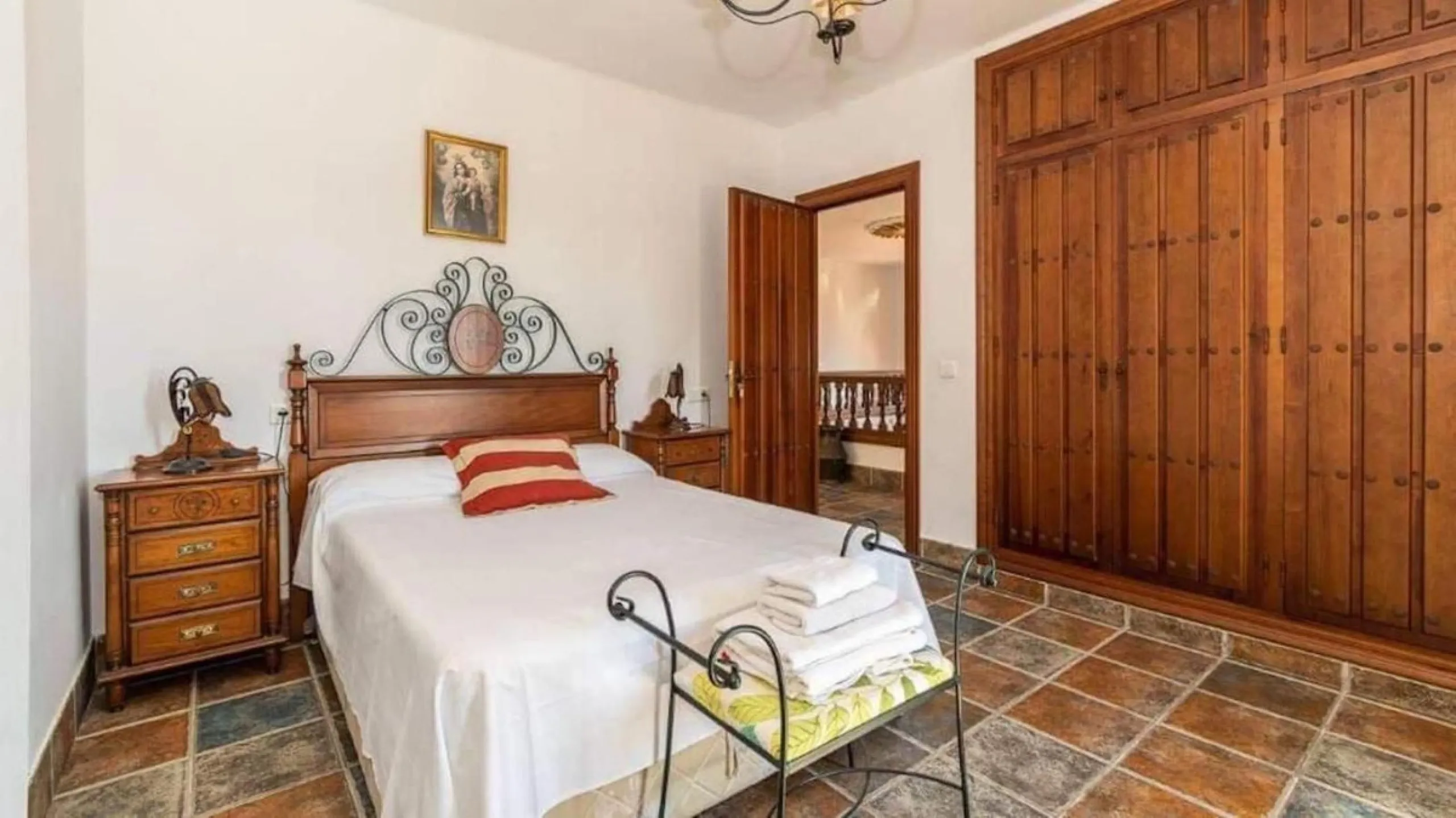 This wonderful villa is located in a beautiful tranquil area in the heart of the national park, between Frigiliana and Acebuchal.